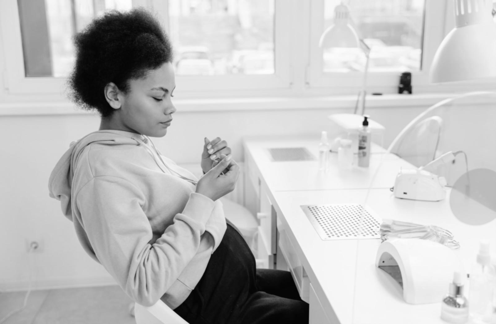 Detailaufnahme von künstlerischen Nageldesigns mit verschiedenen Mustern und Farben