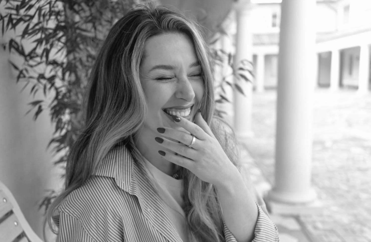 Detailaufnahme einer eleganten Nagelgestaltung mit geometrischen Mustern